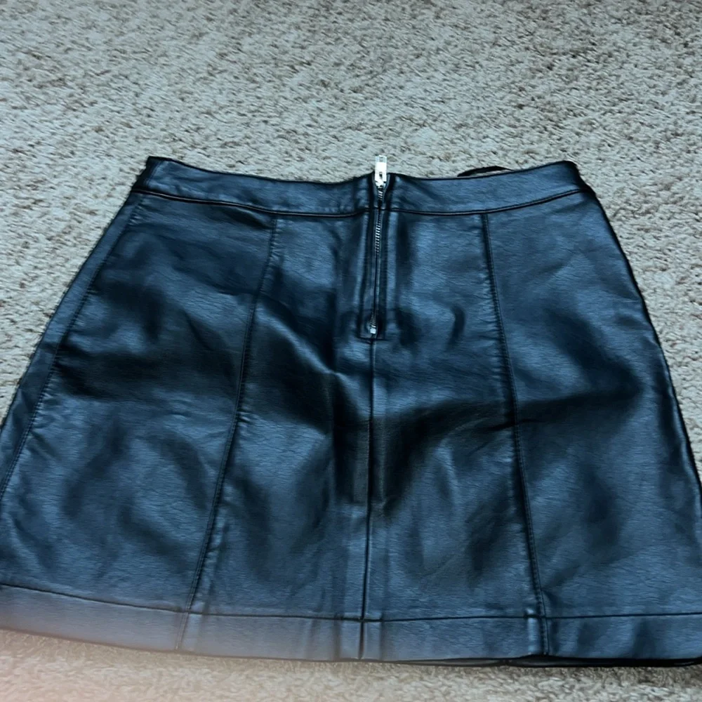 Forever 21 vegan leather mini skirt. NWOT - Picture 2 of 3